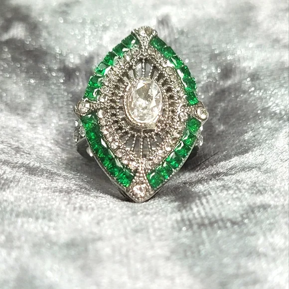 Vintage Oval Green Rhinestone Ring - Picture 5 of 6